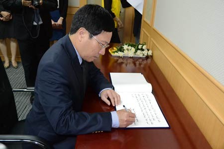 Deputi PM Vietnam, Pham Binh Minh berziarah kepada para korban dalam kasus tenggelamnya kapal ferri Republik Korea - ảnh 1