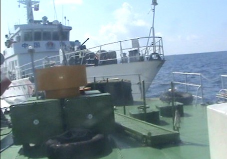 Kapal Tiongkok mengepung kaum nelayan dan menghalangi kapal pelaksana hukum Vietnam di kawasan anjungan pengeboran minyak Haiyang 981 yang ditempatkan secara tidak sah - ảnh 1