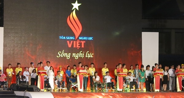 Gala “Bercahayalah Vietnam” di kota Hanoi - ảnh 1