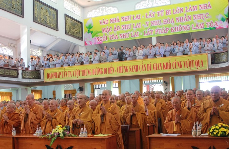 Umat Buddhis kota Ho Chi Minh memanjatkan doa untuk perdamaian di Laut Timur - ảnh 1