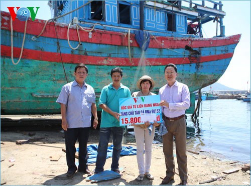 Pembaca Koran elektronik Radio Suara Vietnam memberikan bantuan uang untuk renovasi kapal ikan yang diseruduk tenggelam oleh kapal Tiongkok - ảnh 1
