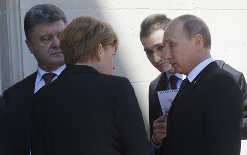 Pemimpin Ukraina, Rusia dan Jerman membahas rencana menegakkan perdamaian di Laut Timur - ảnh 1