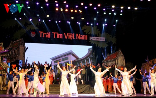 Program kesenian “Hati Vietnam” untuk mengucapkan terima kasih kepada para pahlawan pemuda pembidas - ảnh 1