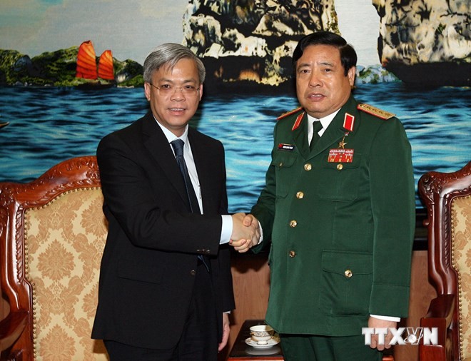 Jenderal Phung Quang Thanh menerima Sekretaris Harian Kemhan Singapura - ảnh 1