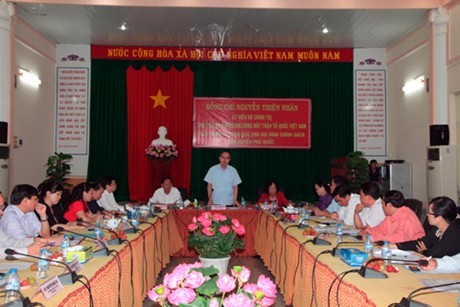 Ketua Pengurus Besar Front Tanah Air Vietnam, Nguyen Thien Nhan melakukan temu kerja di pulau Phu Quoc, Kien Giang - ảnh 1