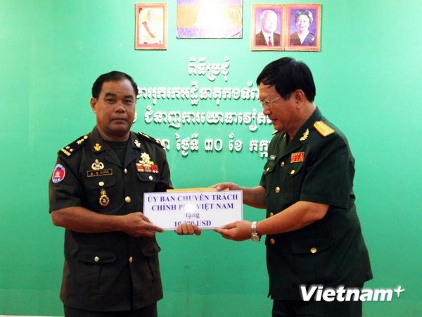Membantu aktivitas pemulangan tulang belulang para pahlawan Vietnam yang gugur di Kamboja ke Tanah Air - ảnh 1