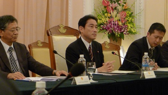 Kepala Departemen Organisasi  KS PKV, To Huy Rua menerima Menlu Jepang, Fumio Kishida - ảnh 1