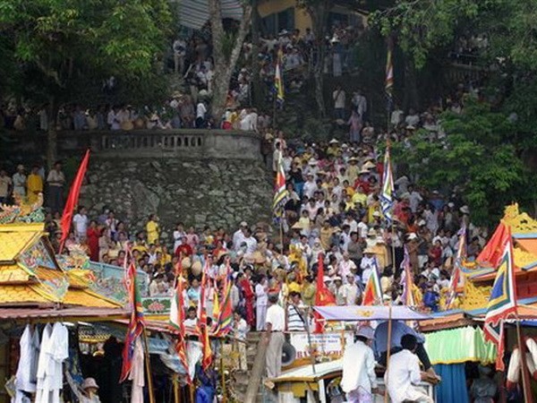 Banyak wisatawan menghadiri festival tradisional di Istana Hon Chen - ảnh 1