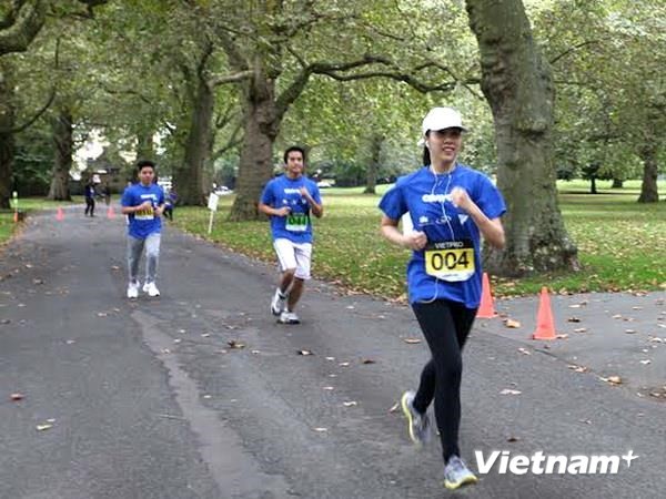 Para intelektual muda Vietnam mengadakan lomba lari amal di Inggris - ảnh 1