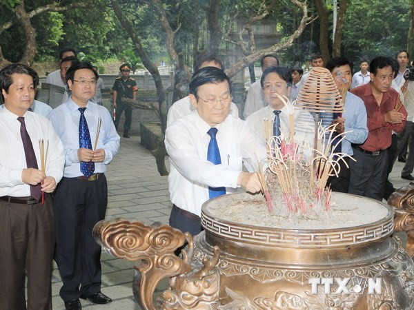 Acara peringatan ultah ke-60 Hari Presiden Ho Chi Minh mengunjungi Kuil Raja Hung - ảnh 1