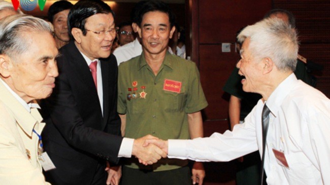 Presiden Truong Tan Sang melakukan pertemuan dengan para mantan tahanan politik revolusioner  - ảnh 1