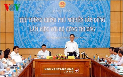 PM Vietnam, Nguyen Tan Dung melakukan temu kerja dengan Kementerian Industri dan Perdagangan Vietnam - ảnh 1