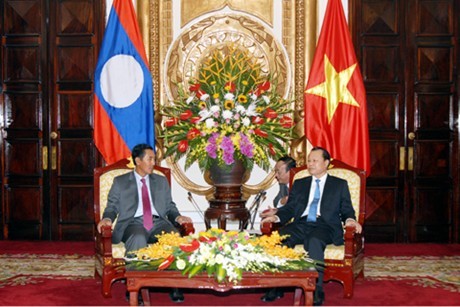 Deputi PM Vietnam, Vu Van Ninh menerima Deputi PM Laos, Bunpon Buttanavong - ảnh 1
