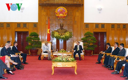 Deputi PM Vu Van Ninh menerima Walikota Zona Keuangan London-Kerajaan Inggris - ảnh 1