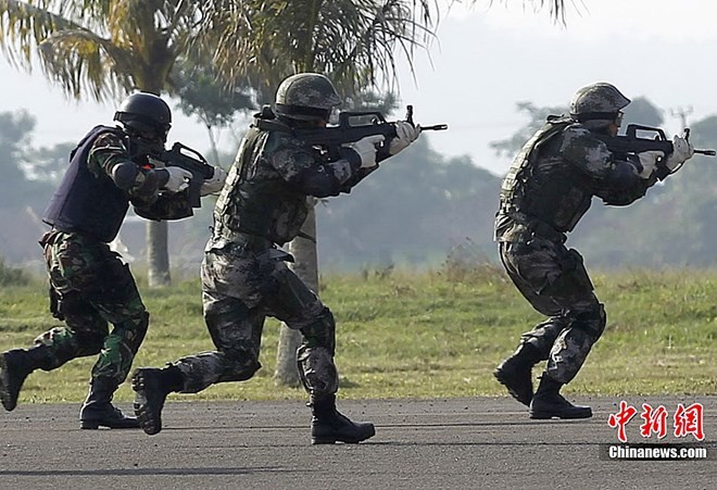 Indonesia dan Tiongkok memulai latihan perang bersama anti terorisme - ảnh 1