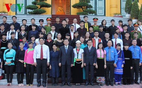 Presiden Vietnam, Truong Tan Sang melakukan pertemuan dengan 78 pelajar etnis minoritas yang tipikal - ảnh 1