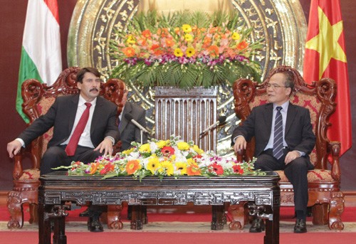 Ketua MN Vietnam, Nguyen Sinh Hung melakukan pertemuan dengan Presiden Republik Hungaria - ảnh 1