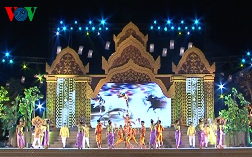 Hari pesta ke-6 Kebudayaan-olahraga dan pariwisata warga etnis Khmer Nam Bo tahun 2014 berakhir - ảnh 1