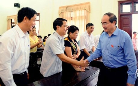 Ketua Pengurus Besar Front Tanah Air Vietnam, Nguyen Thien Nhan melakukan kontak dengan para pemilih di provinsi Bac Giang - ảnh 1
