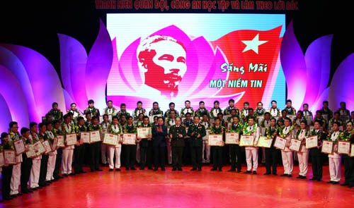 Memuji 70 pemuda Tentara dan Keamanan Publik dalam gerakan belajar dan bertindak sesuai dengan keteladanan moral Ho Chi Minh - ảnh 1