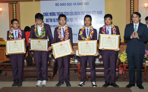Acara penyambutan rombongan pelajar Vietnam yang pulang dari Olimpiade ilmuwan muda internasional - ảnh 1