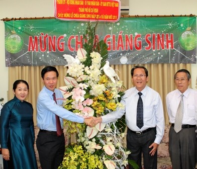 Para pemimpin kota Ho Chi Minh mengucapkan selamat kepada para pemuka agama Katolik sehubungan dengan Hari Natal  - ảnh 1