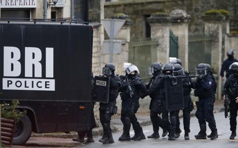 Perancis: Pasukan keamanan memburu dua tersangka pemberondongan senapan pada Kantor Redaksi Majalah “Charlie Hebdo” - ảnh 1