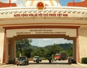 Memperkuat transportasi barang dagangan bilateral Vietnam-Laos - ảnh 1