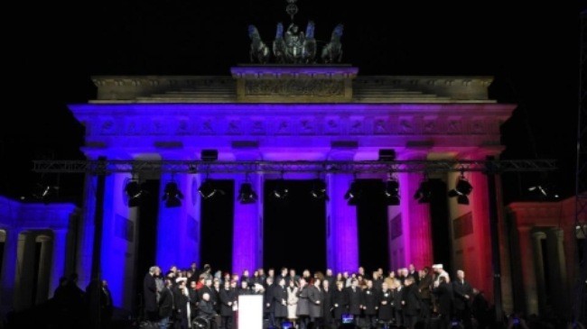 Jerman: Kalangan politisi dan banyak organisasi agama melakukan pawai untuk mengutuk terorisme - ảnh 1