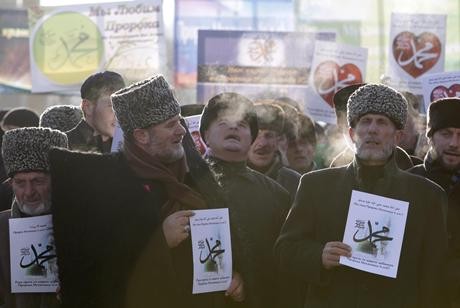 Kira-kira 2.000 Iran melakukan demonstrasi untuk memprotes Majalah  satire Charlie Hebdo - ảnh 1