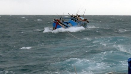 Vietnam menyerahkan para nelayan Filipina yang mengalami kecelakaan di laut - ảnh 1