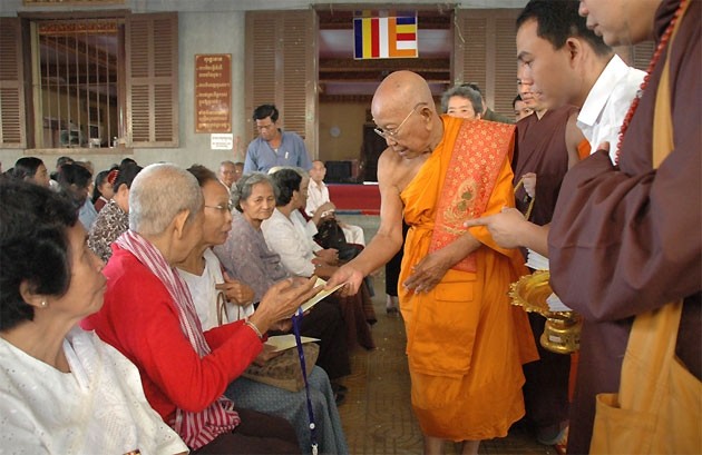 Aktivitas amal dari Sangha Buddha Vietnam di Kamboja - ảnh 1