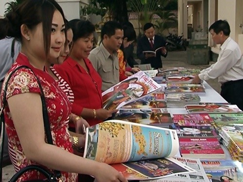 Komunitas orang Vietnam di luar negeri mengadakan aktivitas-aktivitas menyambut Hari Raya Tet 2015 - ảnh 1