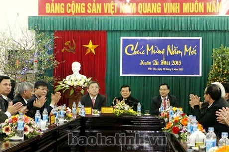 Presiden Vietnam, Truong Tan Sang mengunjungi dan menyampaikan ucapan selamat Hari Raya Tet di kabupaten Duc Tho, provinsi Ha Tinh - ảnh 1