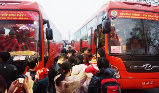 Mengangkut para buruh pulang ke kampung untuk merayakan Hari Raya Tet: Iring-iringan bis yang penuh kasih sayang - ảnh 1