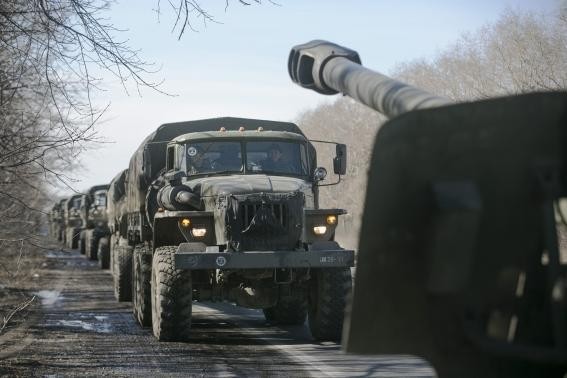 Ukraina: pasukan penuntut kemerdekaan menyatakan mulai menarik senjata berat - ảnh 1