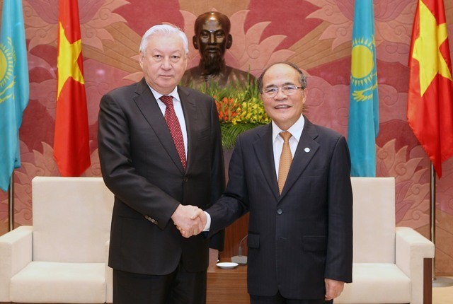 Ketua MN Vietnam, Nguyen Sinh Hung menyambut dan melakukan pembicaraan dengan Ketua Majelis Rendah Kazakhstan - ảnh 1