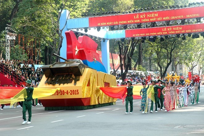 Meninjau Pra-acara peringatan ultah ke-40 Hari pembebasan total Vietnam Selatan dan Penyatuan Tanah Air di kota Ho Chi Minh - ảnh 1
