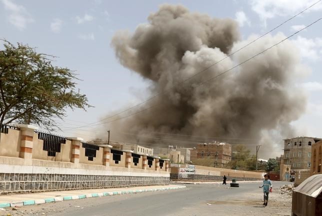 Pasukan aliansi negara-negara Arab kawasan Teluk melakukan serangan udara terhadap Ibukota Yaman - ảnh 1