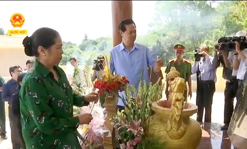 PM Vietnam, Nguyen Tan Dung menghadiri acara peresmian prasasti peringatan kedokteran militer dan rakyat di kabupaten Hon Dat - ảnh 1