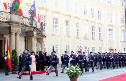 Presiden Vietnam, Truong Tan Sang melakukan kunjungan kenegaraan di Republik Czech - ảnh 1