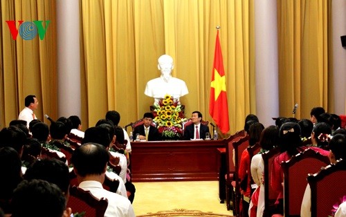 Presiden Vietnam, Truong Tan Sang melakukan pertemuan dengan para pekerja tipikal cabang permigasan - ảnh 1
