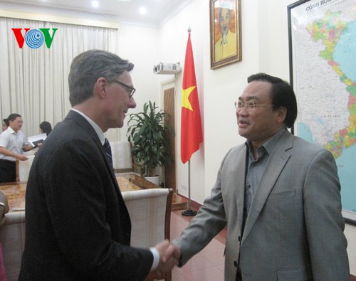 Deputi PM Vietnam, Hoang Trung Hai menerima Wakil Presiden Bank Dunia, Joachim von Amsberg. - ảnh 1