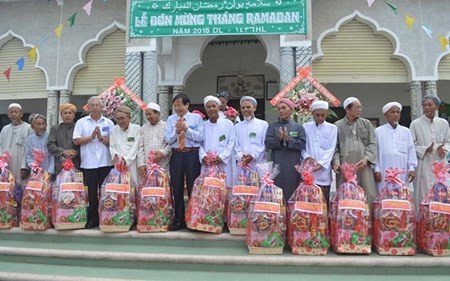Memperkenalkan tentang suasana merayakan bulan Ramadhan di Vietnam  - ảnh 1