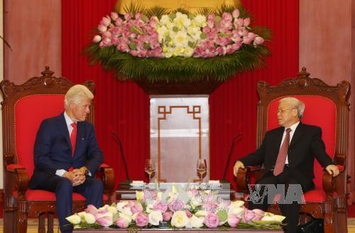 Pemimpin Partai dan Negara Vietnam menerima mantan Presiden AS, Bill Clinton - ảnh 1