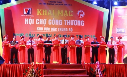 Acara pembukaan pekan raya industri dan perdagangan daerah Trung Bo Utara - jembatan trans Asia- provinsi Quang Tri - ảnh 1