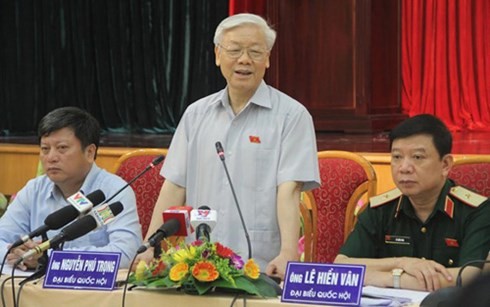 Para pemilih kota Hanoi menganggap bahwa kunjungan Sekjen KS PKV, Nguyen Phu Trong di AS turut meningkatkan posisi Vietnam di gelanggang internasional - ảnh 1