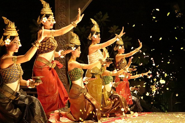 Memperkenalkan berbagai tari dari 4 negara ASEAN: Laos, Thailand, Kamboja dan Indonesia - ảnh 9