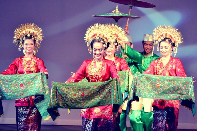Memperkenalkan berbagai tari dari 4 negara ASEAN: Laos, Thailand, Kamboja dan Indonesia - ảnh 4
