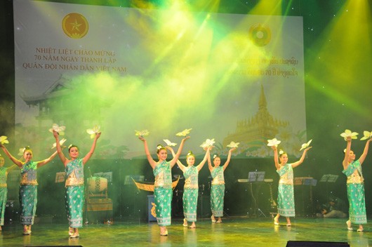 Memperkenalkan berbagai tari dari 4 negara ASEAN: Laos, Thailand, Kamboja dan Indonesia - ảnh 11